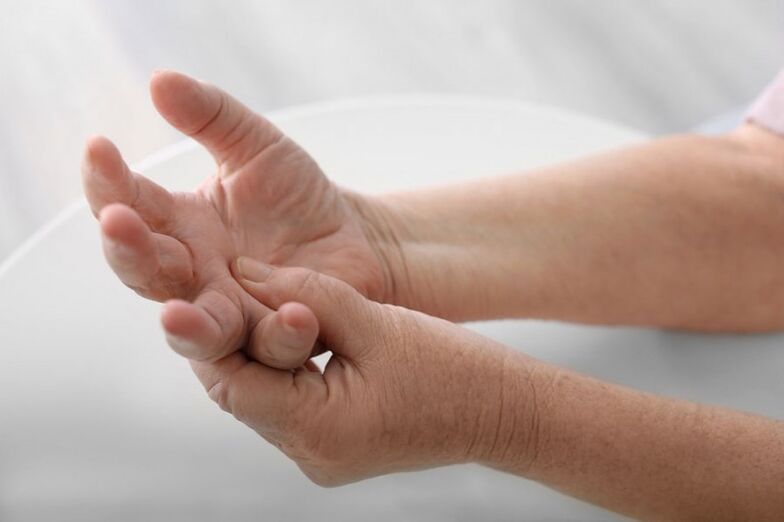 Pain in the hands and fingers is a common symptom of cervical osteochondrosis. 