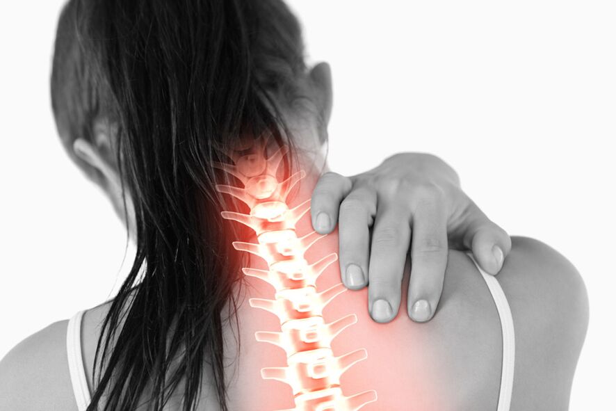 Pain due to osteochondrosis of the thoracic spine in women can radiate to the neck area. 