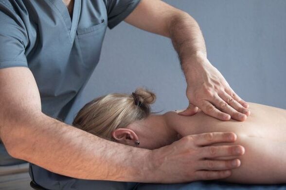 Back and subscapular area massage. 