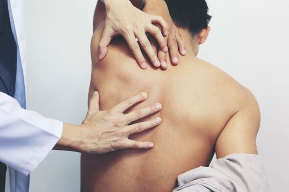 Causes of pain under the left shoulder blade. 