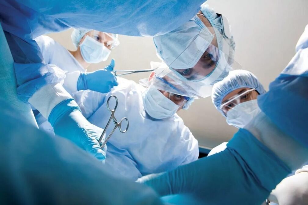 For complicated thoracic osteochondrosis, surgery is performed.