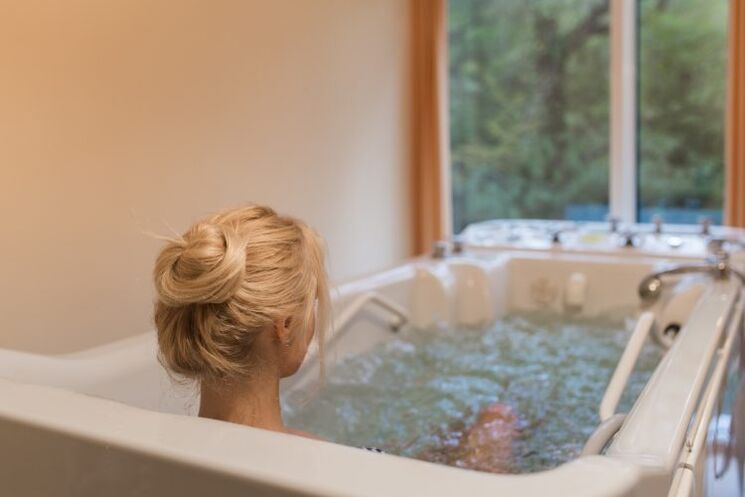 Therapeutic baths for thoracic osteochondrosis should be taken no more than 15 minutes.